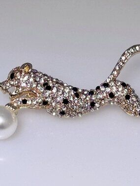 Running leopard brooch or pin, pave rhinestones, faux pearl drop, NWOT